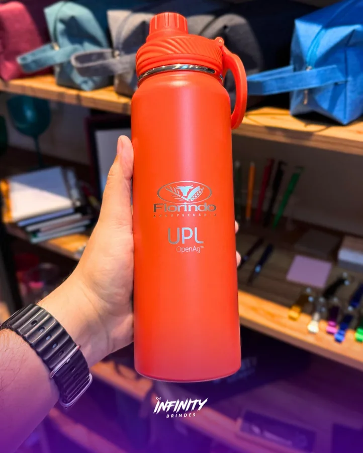 Garrafa térmica laranja personalizada com logo de empresa em Cuiabá