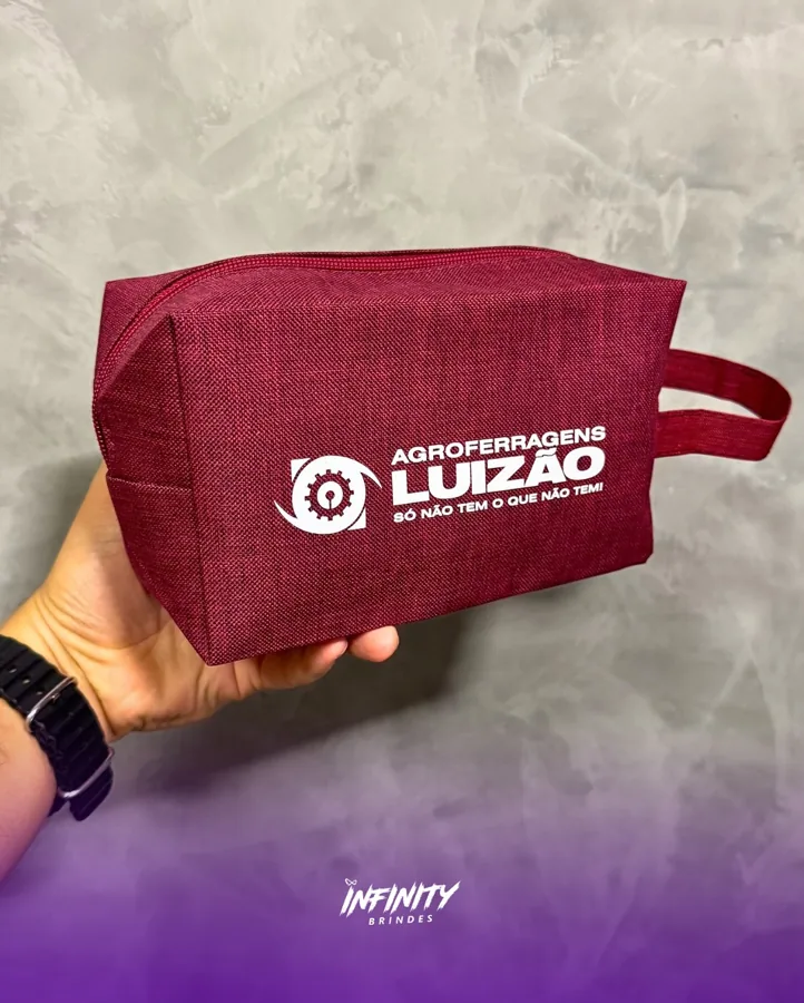 Necessaire vinho personalizada com logo de empresa de Cuiabá