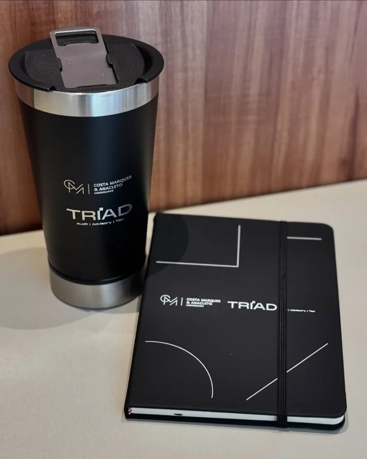 Copo térmico preto e caderno personalizados como kit de brinde