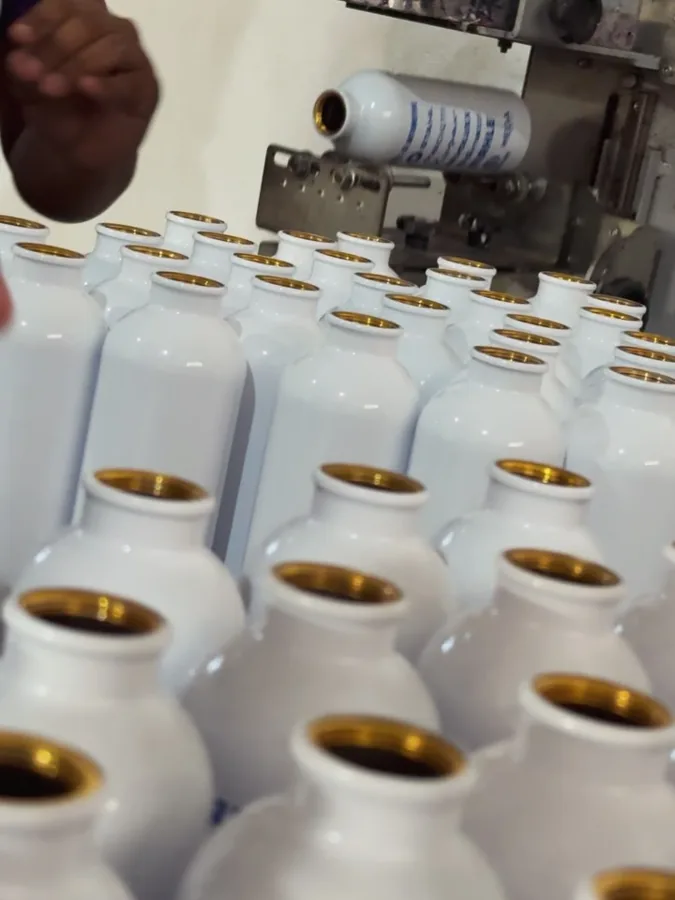 Produção de garrafas personalizadas na fábrica da Infinity em Cuiabá